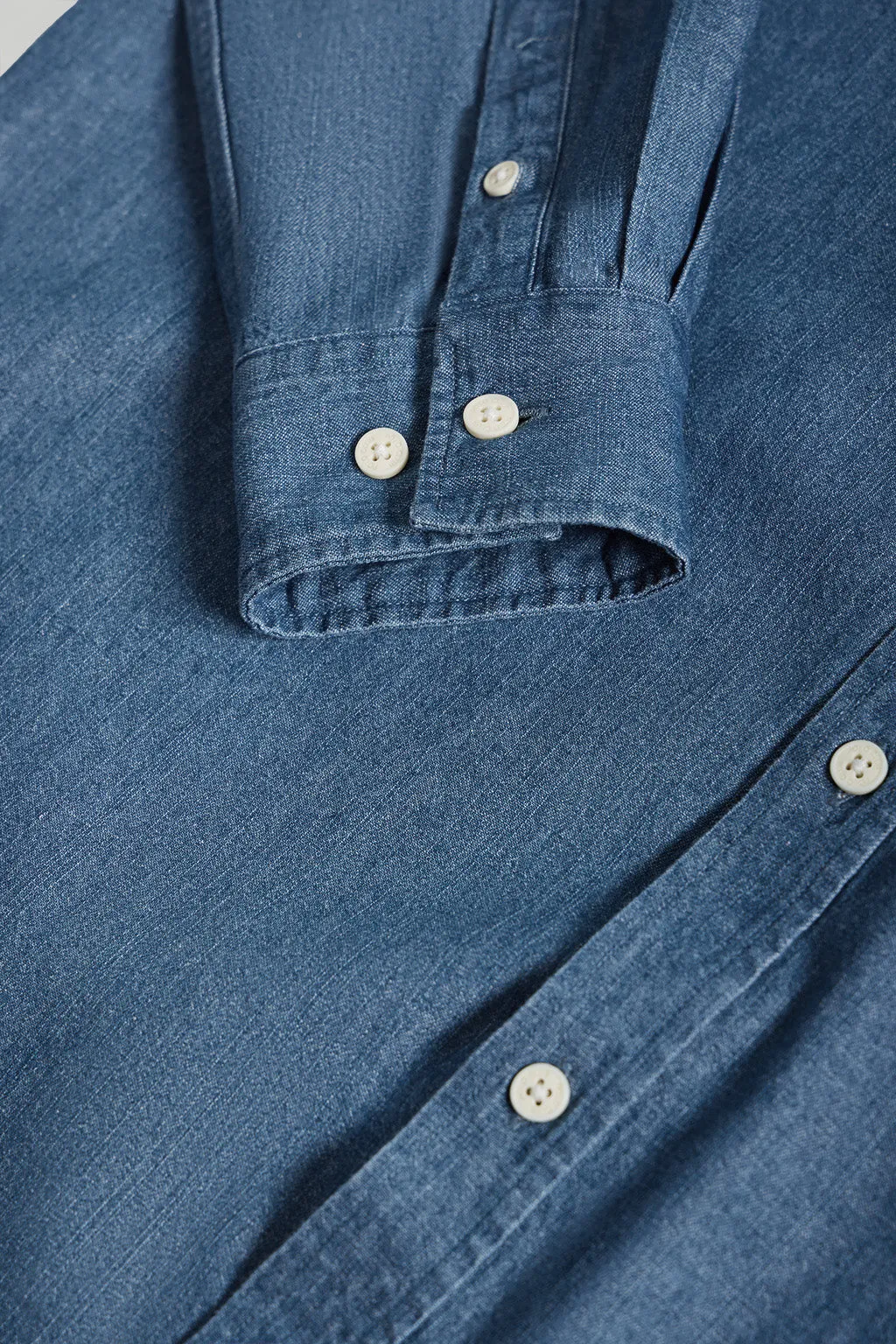 Camisa denim regular fit con logo bordado