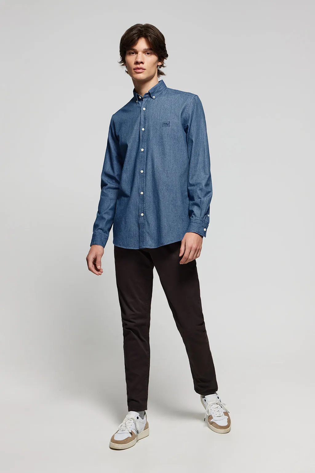 Camisa denim regular fit con logo bordado