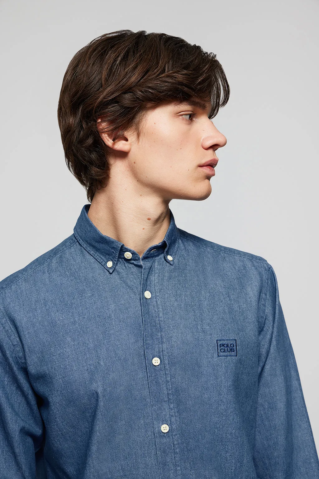 Camisa denim regular fit con logo bordado